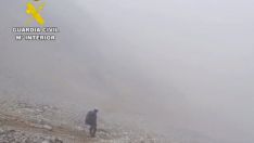 Rescatan a dos montañeros en el pico Torrecerredo (Picos de Europa) tras quedar atrapados por la niebla Rescatan a dos montañeros en el pico Torrecerredo (Picos de Europa) tras quedar atrapados por la niebla