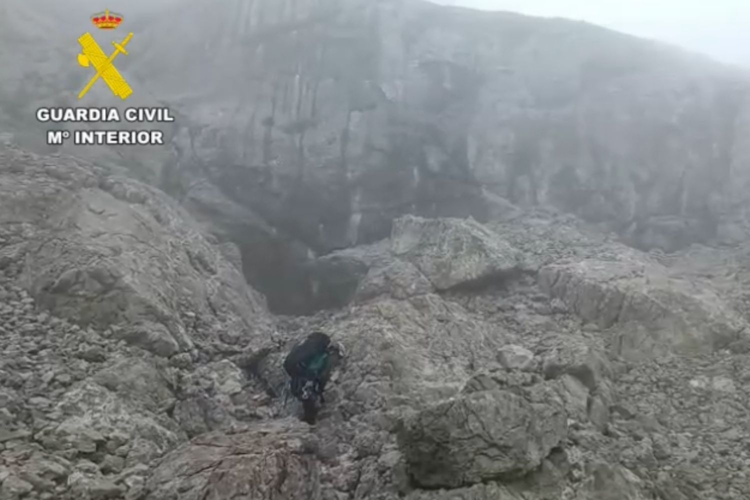 Rescatan a dos montañeros en el pico Torrecerredo (Picos de Europa) tras quedar atrapados por la niebla Rescatan a dos montañeros en el pico Torrecerredo (Picos de Europa) tras quedar atrapados por la niebla