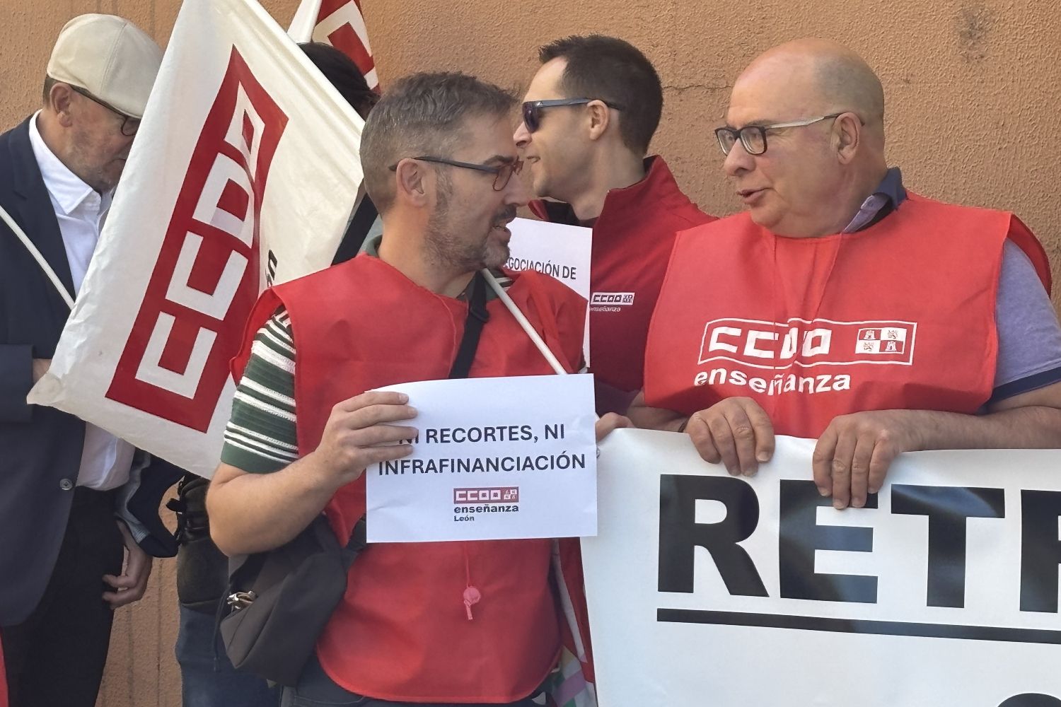 Concentración de CCOO León en contra de la "infrafinanciación" de las universidades públicas. Concentración de CCOO León en contra de la "infrafinanciación" de las universidades públicas.