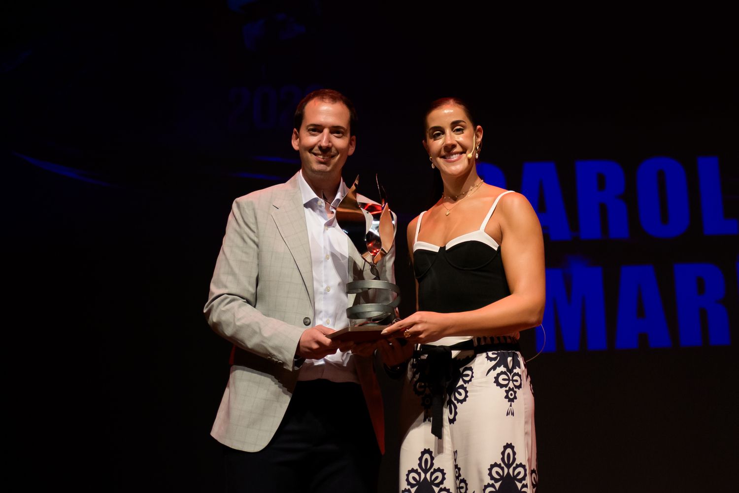 Carolina Marín recibiendo el Premio FID en el FID Ciudad de León Carolina Marín recibiendo el Premio FID en el FID Ciudad de León