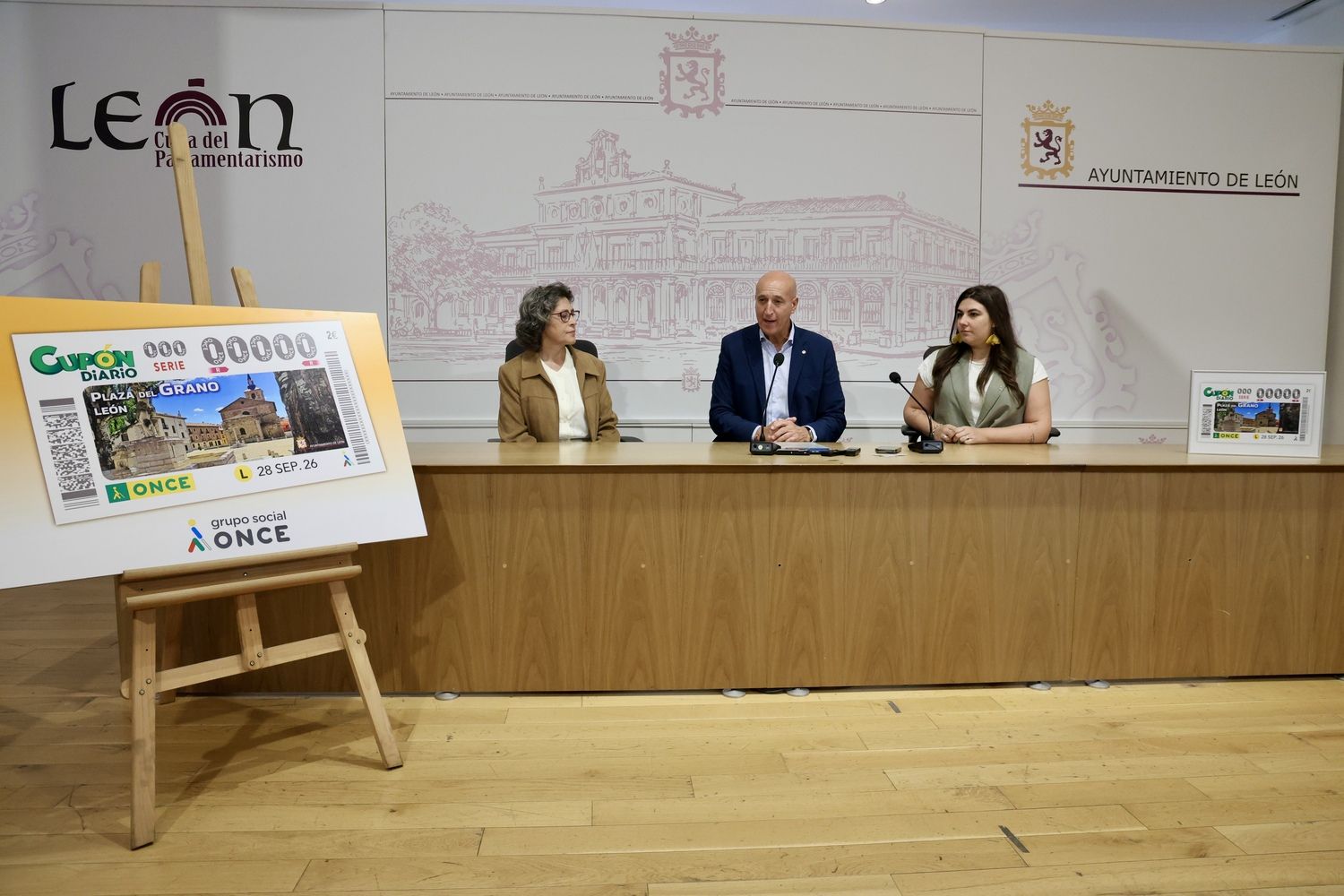 Presentación del cupón de la ONCE dedicado a la Plaza del Grano | Carlos S. Campillo / ICAL Presentación del cupón de la ONCE dedicado a la Plaza del Grano | Carlos S. Campillo / ICAL