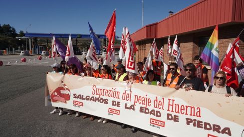 Concentración de protesta contra el peaje del Huerna convocada por CCOO León y CCOO Asturias | Carlos S. Campillo / ICAL Concentración de protesta contra el peaje del Huerna convocada por CCOO León y CCOO Asturias | Carlos S. Campillo / ICAL