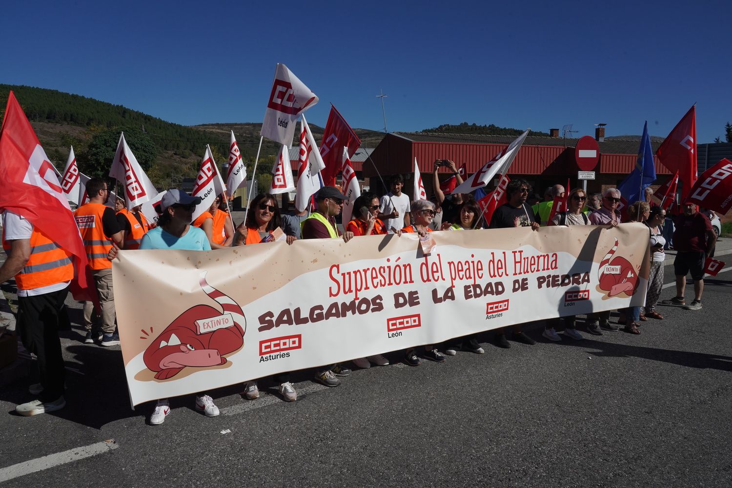 Concentración de protesta contra el peaje del Huerna convocada por CCOO León y CCOO Asturias | Carlos S. Campillo / ICAL