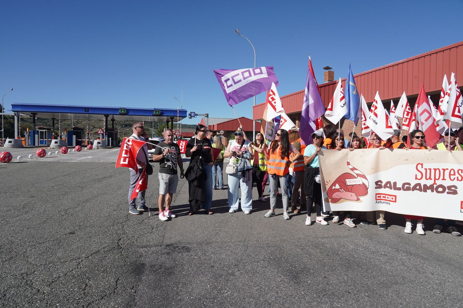 Concentración de protesta contra el peaje del Huerna convocada por CCOO León y CCOO Asturias | Carlos S. Campillo / ICAL