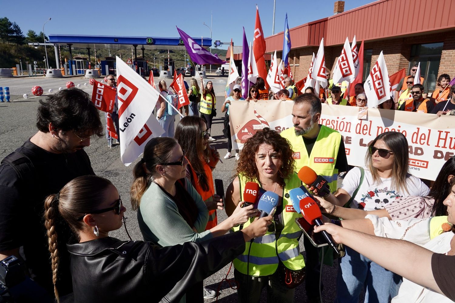 Concentración de protesta contra el peaje del Huerna convocada por CCOO León y CCOO Asturias | Carlos S. Campillo / ICAL