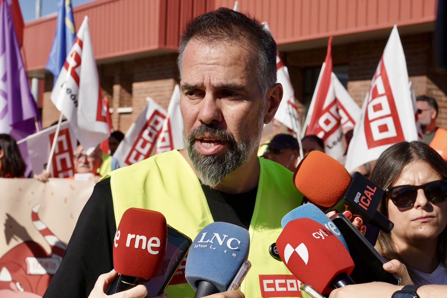 Concentración de protesta contra el peaje del Huerna convocada por CCOO León y CCOO Asturias | Carlos S. Campillo / ICAL