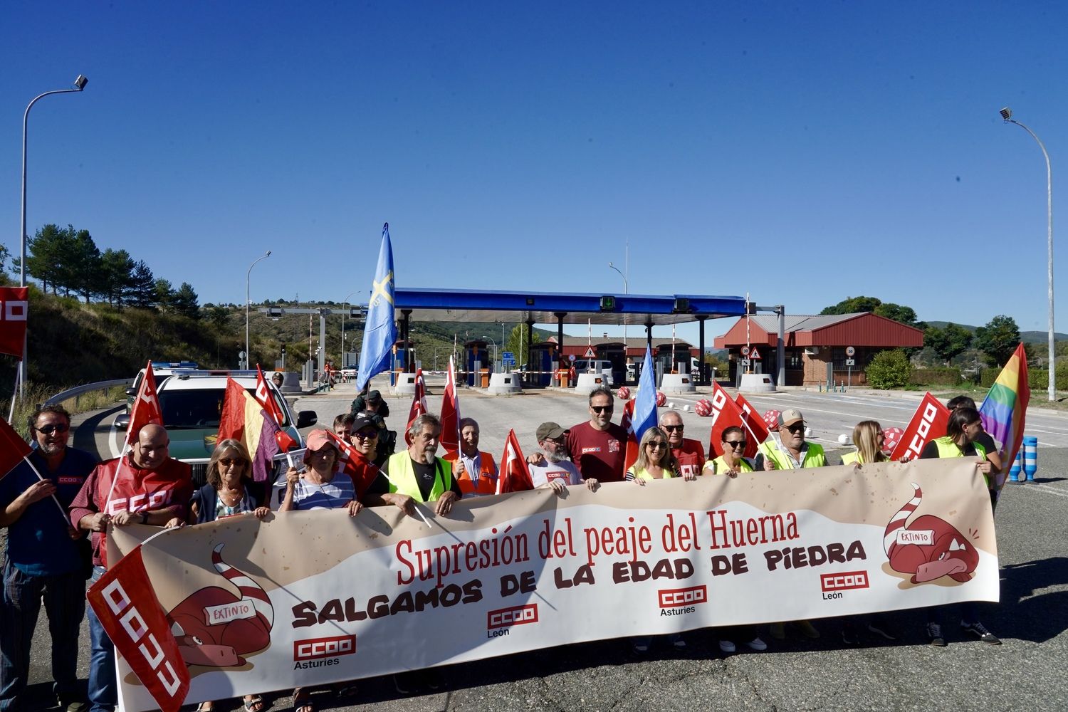 Concentración de protesta contra el peaje del Huerna convocada por CCOO León y CCOO Asturias | Carlos S. Campillo / ICAL