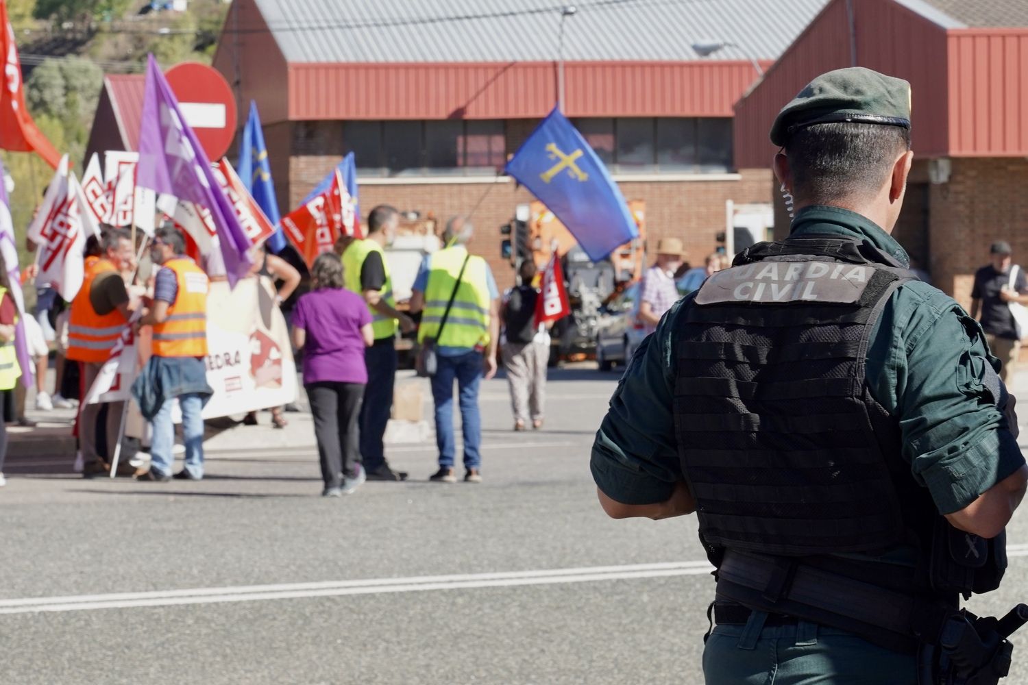 Concentración de protesta contra el peaje del Huerna convocada por CCOO León y CCOO Asturias | Carlos S. Campillo / ICAL