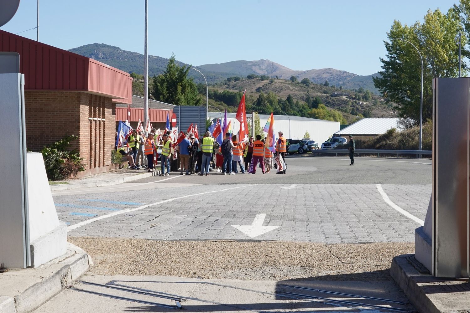 Concentración de protesta contra el peaje del Huerna convocada por CCOO León y CCOO Asturias | Carlos S. Campillo / ICAL