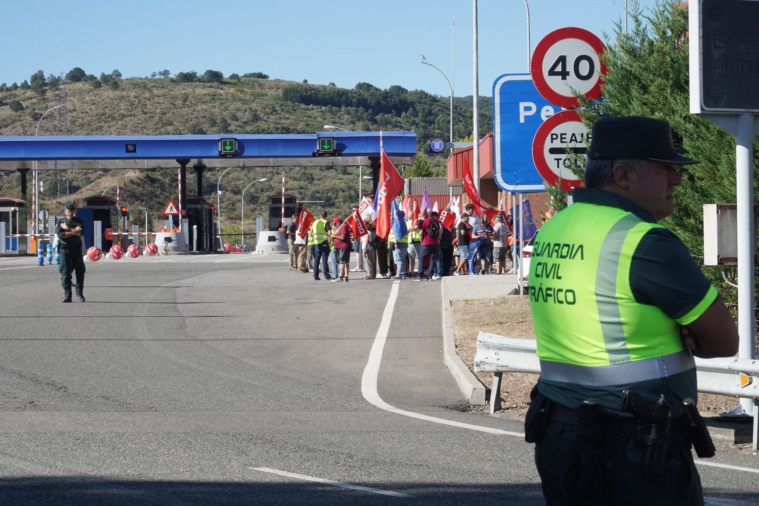 Concentración de protesta contra el peaje del Huerna convocada por CCOO León y CCOO Asturias | Carlos S. Campillo / ICAL