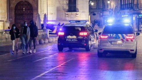 Policia Nacional y Policía Local en León | Nueve detenidos, tres de ellos menores, tras una pelea tumultuaria en el Barrio Húmedo de León