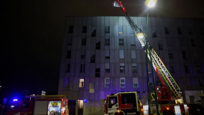 Los Bomberos de León intervienen en la autocombustión de una chimenea en la calle Joaquín González Vecín | Carlos S. Campillo / ICAL