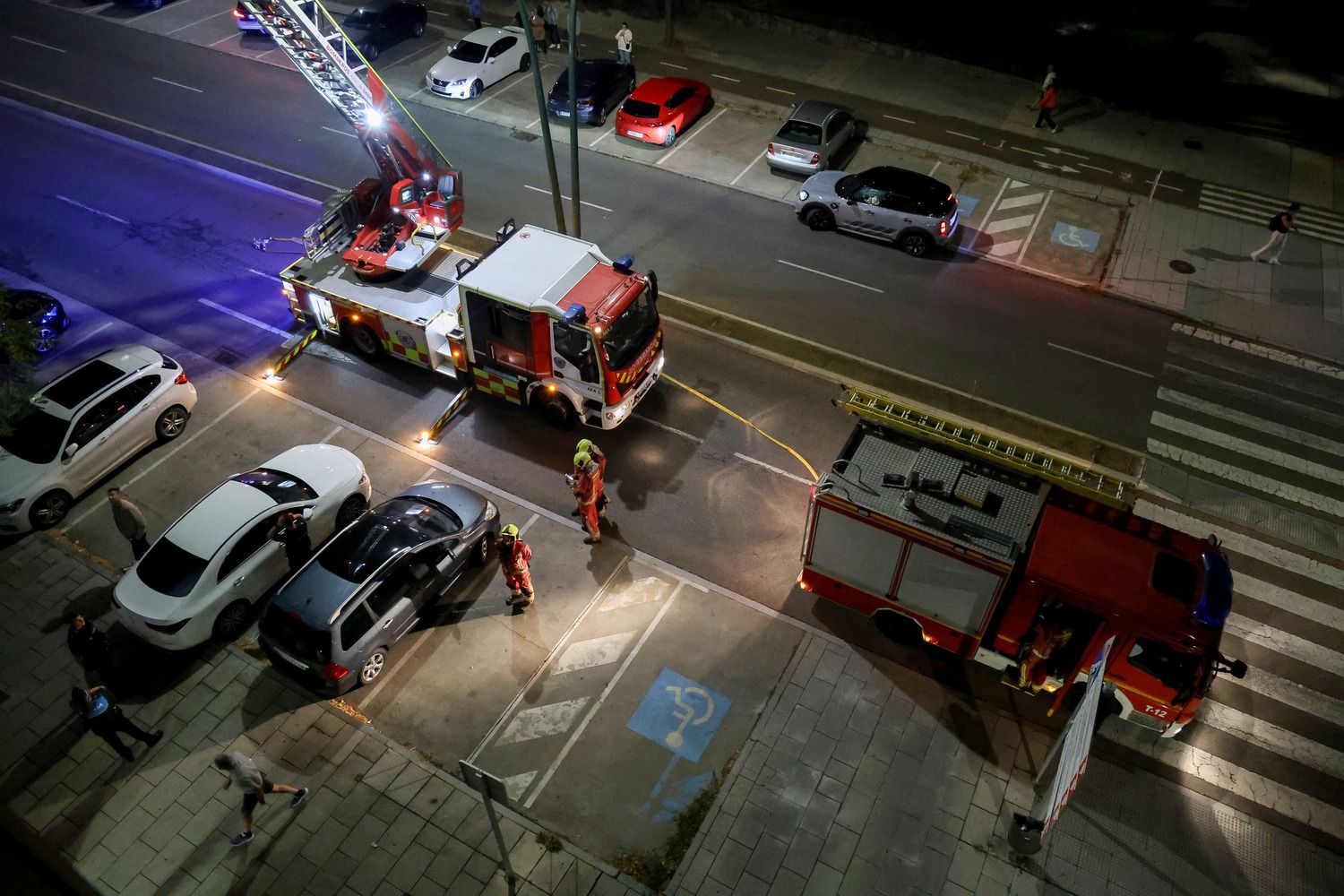 Los Bomberos de León intervienen en la autocombustión de una chimenea en la calle Joaquín González Vecín