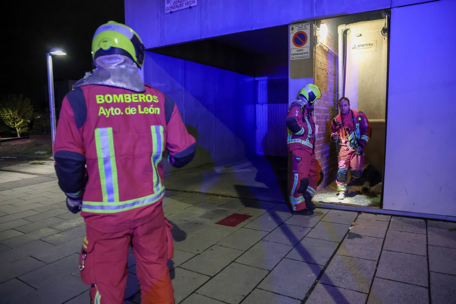 Los Bomberos de León intervienen en la autocombustión de una chimenea en la calle Joaquín González Vecín