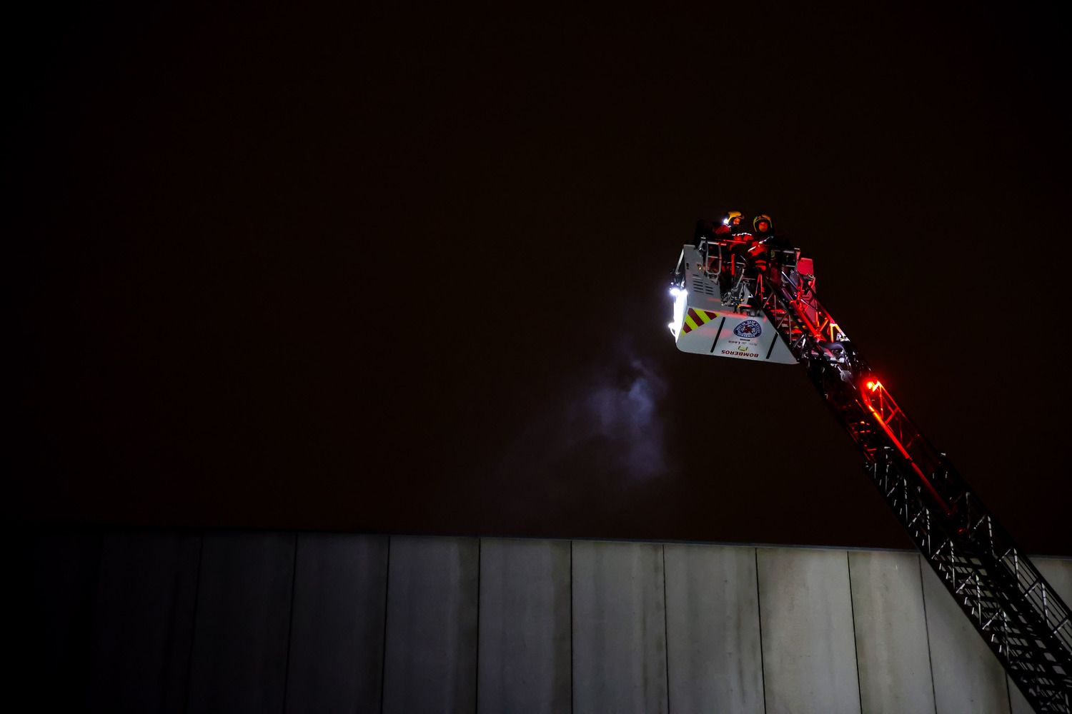 Los Bomberos de León intervienen en la autocombustión de una chimenea en la calle Joaquín González Vecín