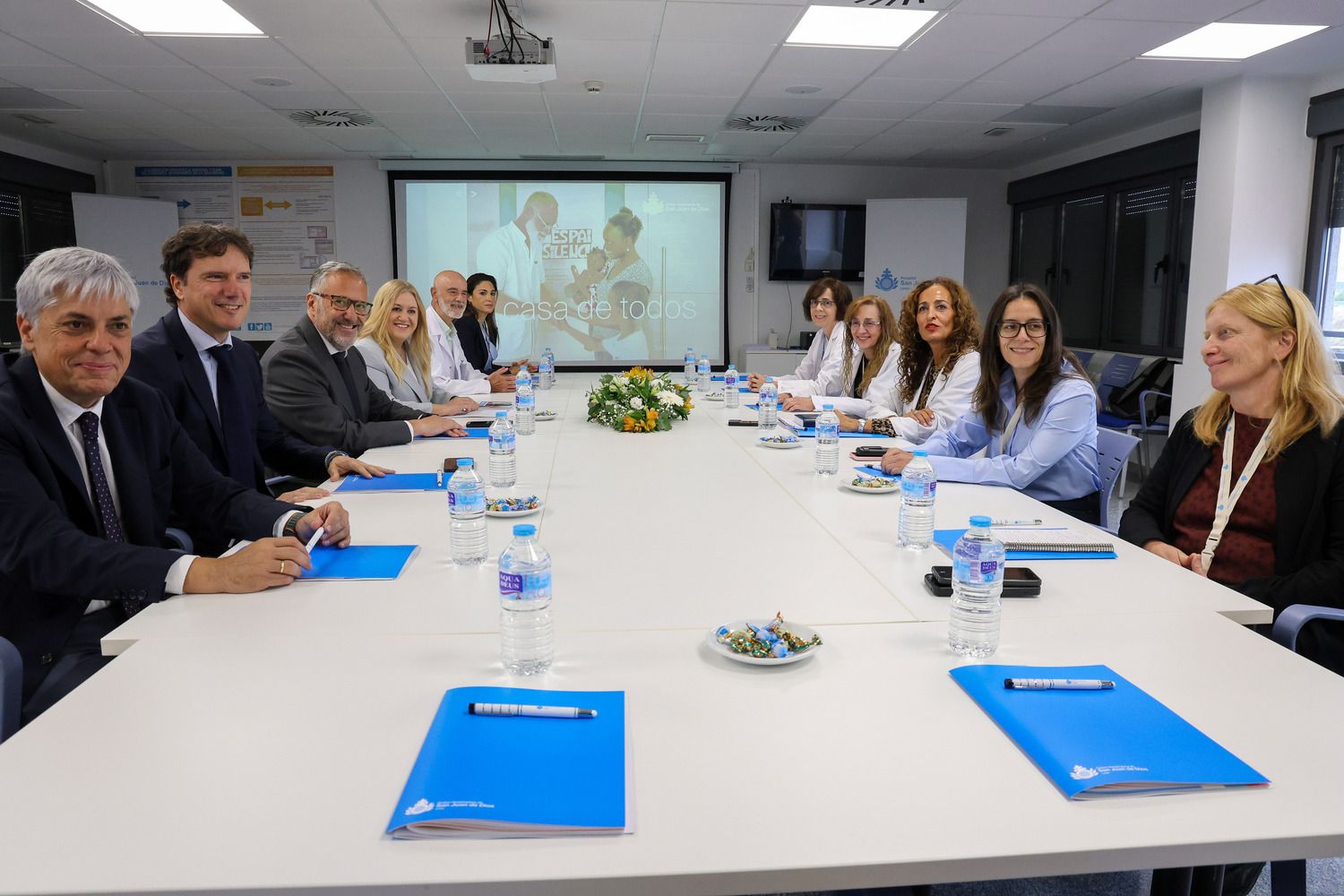El vicepresidente primero y consejero de Desregulación, Familia y Ayudas Sociales, Carlos Pollán Fernández, visita el Hospital San Juan de Dios de León | Carlos S. Campillo / ICAL