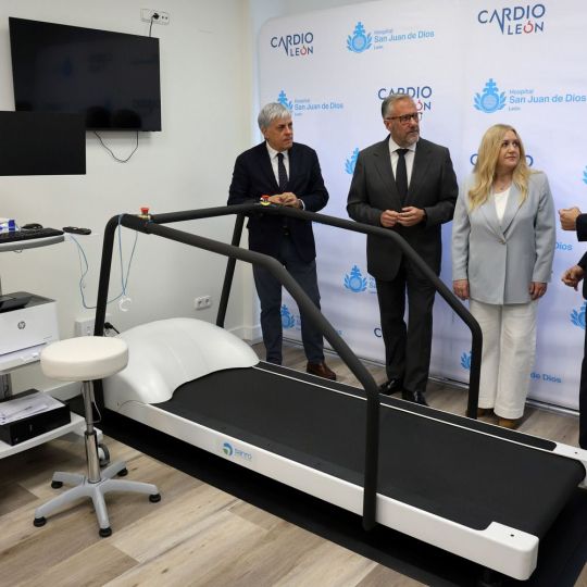 El vicepresidente primero y consejero de Desregulación, Familia y Ayudas Sociales, Carlos Pollán Fernández, visita el Hospital San Juan de Dios de León | Carlos S. Campillo / ICAL