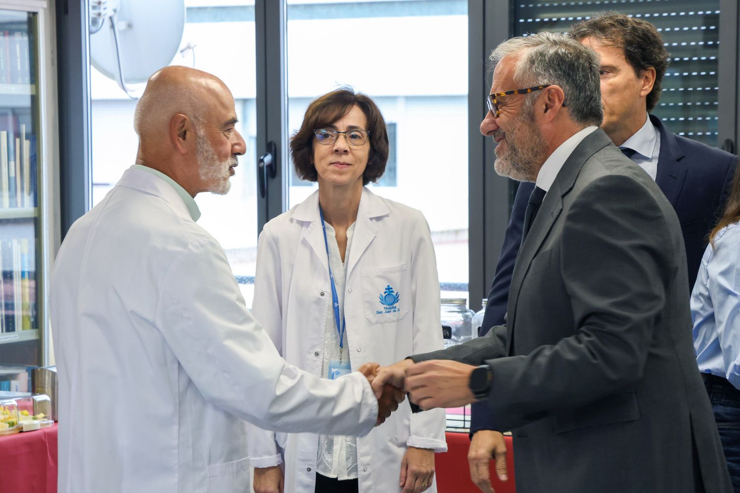 El vicepresidente primero y consejero de Desregulación, Familia y Ayudas Sociales, Carlos Pollán Fernández, visita el Hospital San Juan de Dios de León | Carlos S. Campillo / ICAL