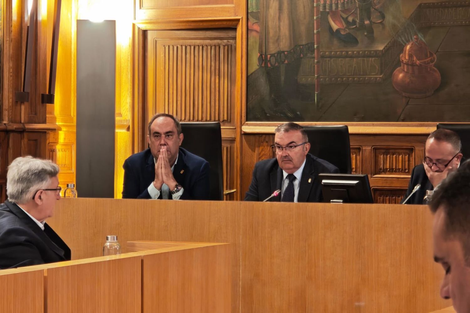Valentín Martínez, diputado de Cooperación y SAM, y Roberto Aller, diputado responsable de las áreas de Infraestructuras, Parque Móvil y Productos de León en el pleno de la Diputación de León