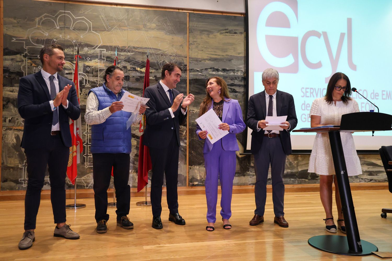 Entrega los diplomas de los programas mixtos de Formación y Empleo de León | Carlos S. Campillo / ICAL