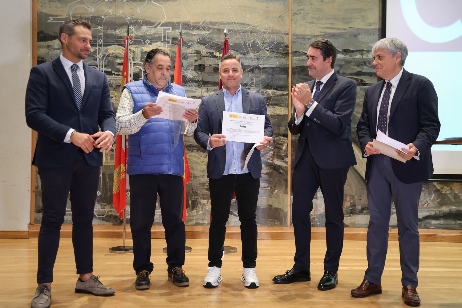 Entrega los diplomas de los programas mixtos de Formación y Empleo de León | Carlos S. Campillo / ICAL
