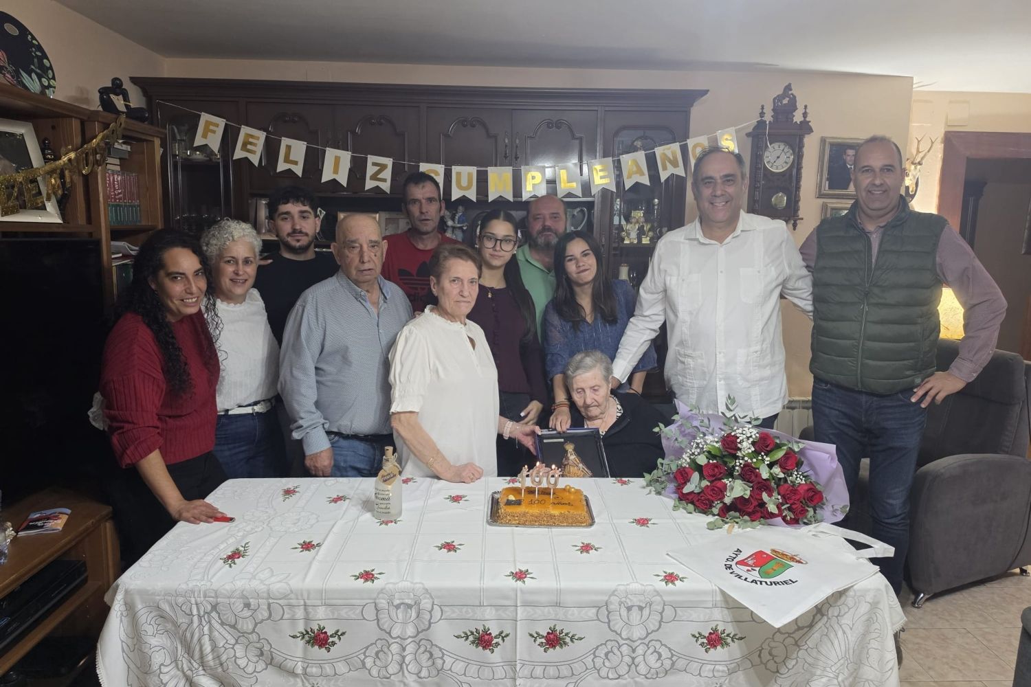 Un siglo de vida: Villaturiel homenajea a Saula Quiñones en su 100 cumpleaños
