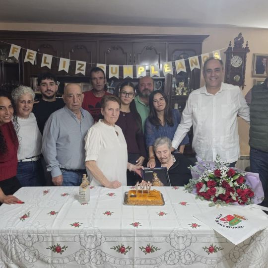 Un siglo de vida: Villaturiel homenajea a Saula Quiñones en su 100 cumpleaños