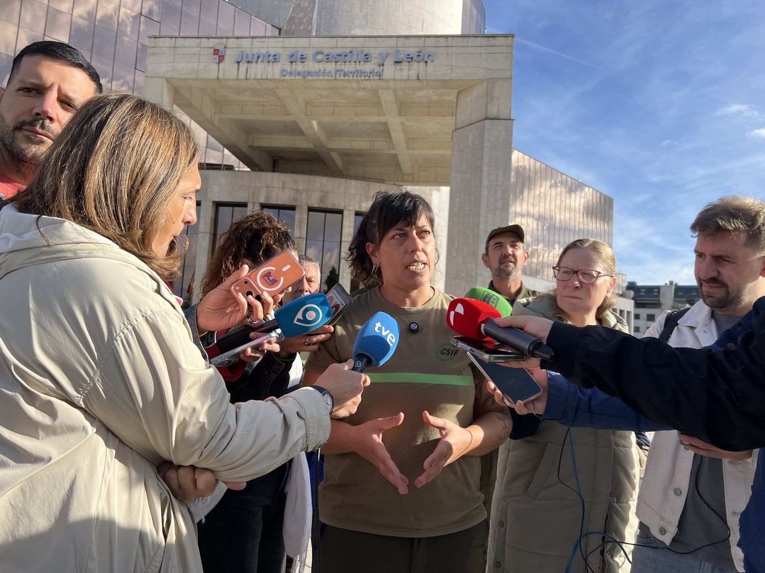 Representantes sindicales de los agentes forestales se reúnen en la Delegación Territorial de la Junta en León | Peio García / ICAL