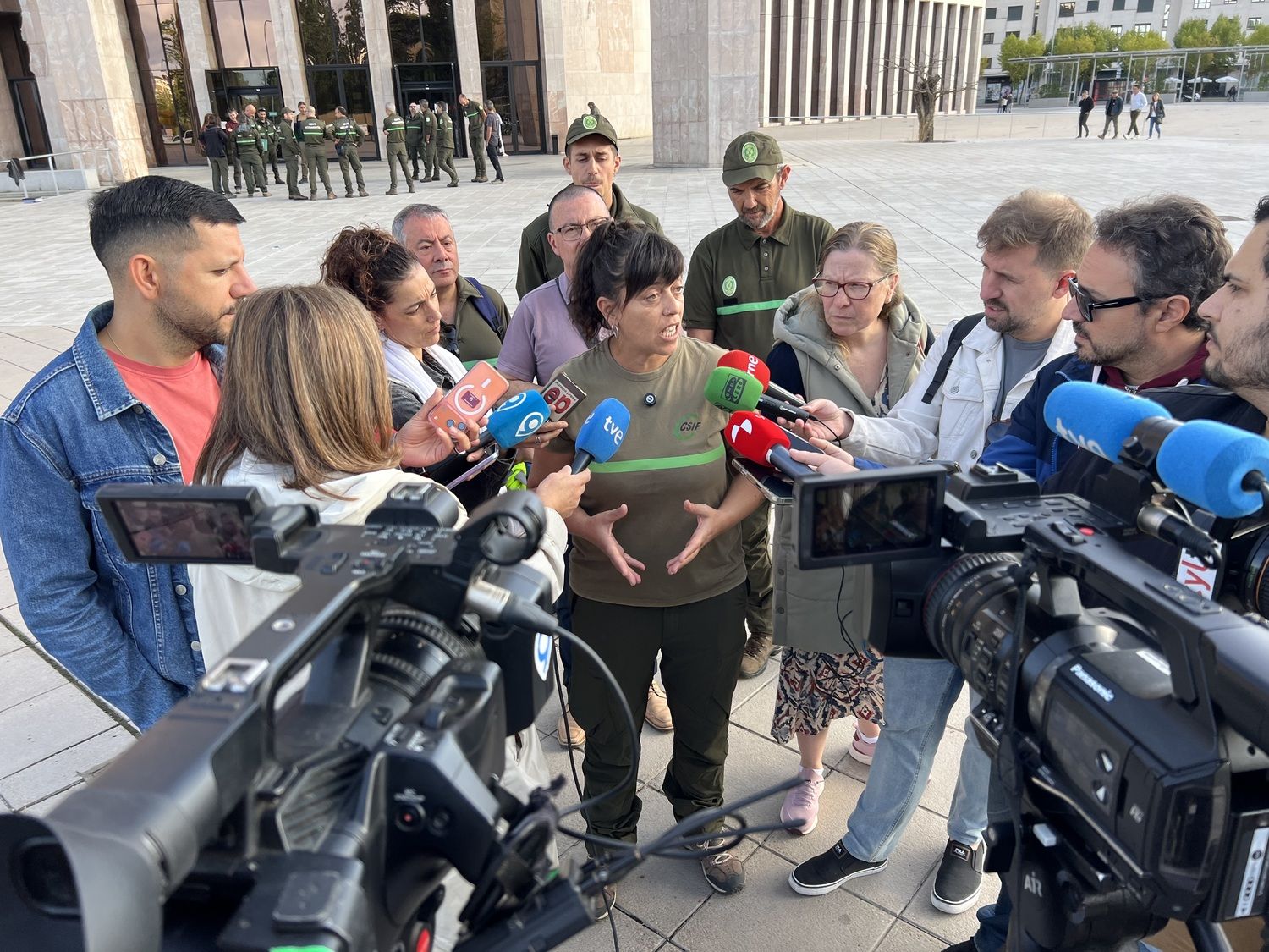 Representantes sindicales de los agentes forestales se reúnen en la Delegación Territorial de la Junta en León | Peio García / ICAL