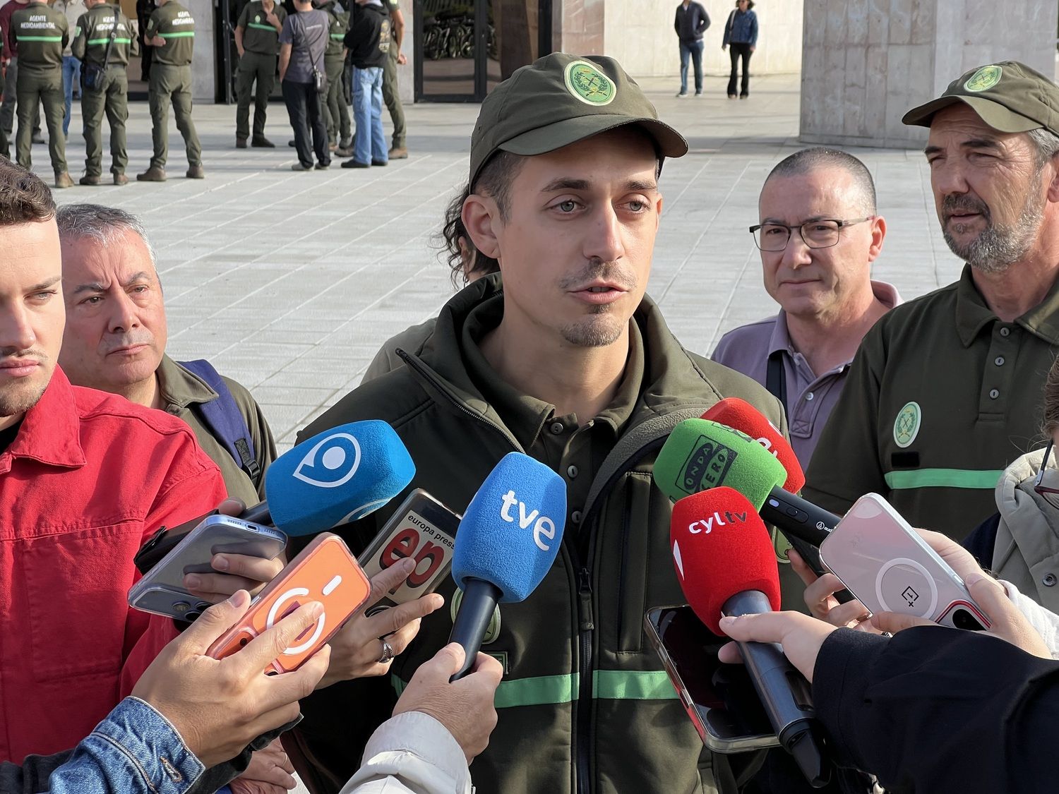 Representantes sindicales de los agentes forestales se reúnen en la Delegación Territorial de la Junta en León | Peio García / ICAL