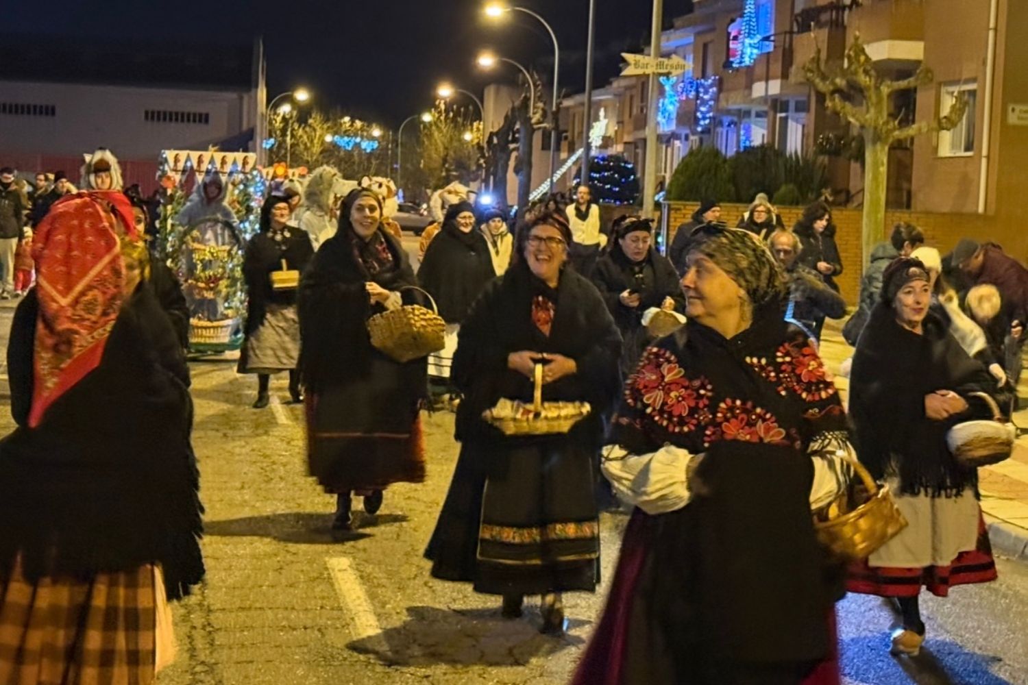 Vecinas de Trobajo del Camino vestidas con el traje tradicional Vecinas de Trobajo del Camino vestidas con el traje tradicional
