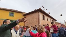 El pueblo de León donde llueven avellanas: Matanza de los Oteros revive la tradición con La Cañamona | R. Meléndez