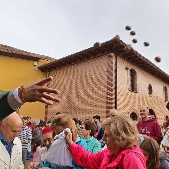 El pueblo de León donde llueven avellanas: Matanza de los Oteros revive la tradición con La Cañamona | R. Meléndez El pueblo de León donde llueven avellanas: Matanza de los Oteros revive la tradición con La Cañamona | R. Meléndez