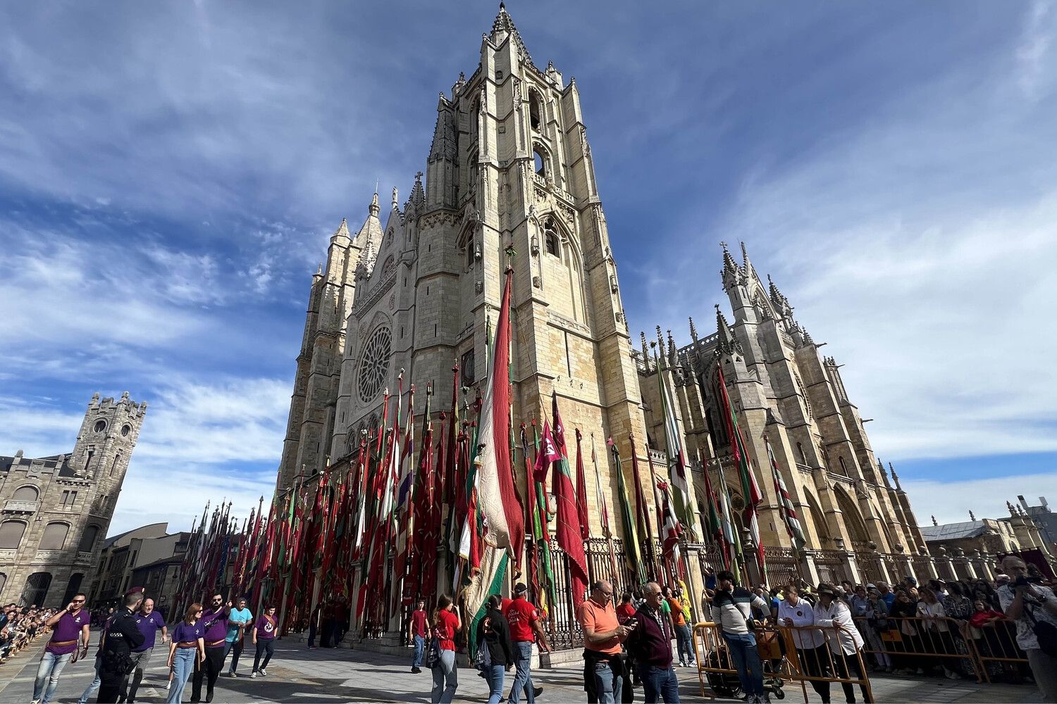 Desfile de pendones concejiles de la provincia de León en la capital leonesa por San Froilán | Peio García / ICAL Desfile de pendones concejiles de la provincia de León en la capital leonesa por San Froilán | Peio García / ICAL
