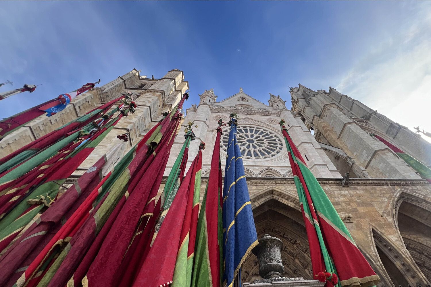 Desfile de pendones concejiles de la provincia de León en la capital leonesa por San Froilán | Peio García / ICAL Desfile de pendones concejiles de la provincia de León en la capital leonesa por San Froilán | Peio García / ICAL