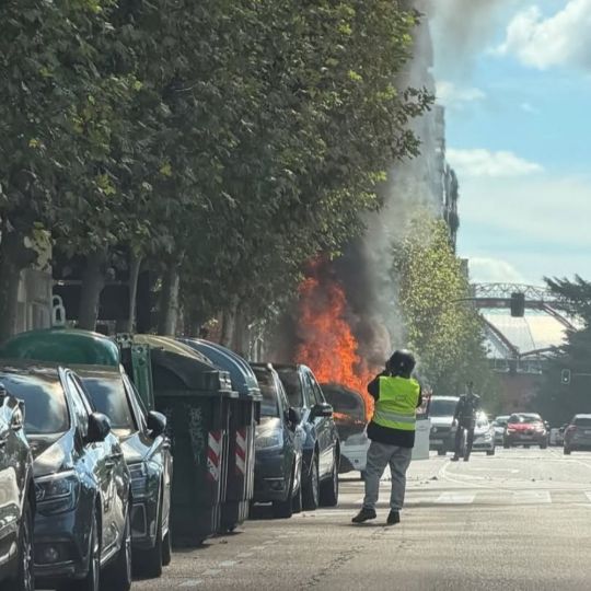 Las llamas devoran un vehículo en plena avenida de la Facultad de León | Cedida a InfoLeón Las llamas devoran un vehículo en plena avenida de la Facultad de León | Cedida a InfoLeón