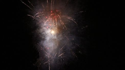 Así brilló León con los fuegos artificiales en la noche previa a San Froilán | José Martín Así brilló León con los fuegos artificiales en la noche previa a San Froilán | José Martín