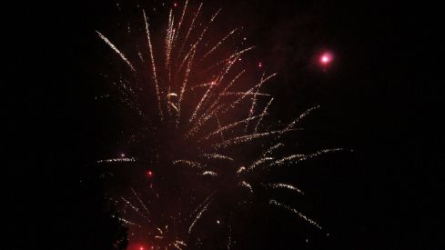 Así brilló León con los fuegos artificiales en la noche previa a San Froilán | José Martín Así brilló León con los fuegos artificiales en la noche previa a San Froilán | José Martín