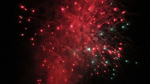 Así brilló León con los fuegos artificiales en la noche previa a San Froilán | José Martín Así brilló León con los fuegos artificiales en la noche previa a San Froilán | José Martín