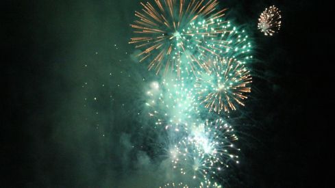 Así brilló León con los fuegos artificiales en la noche previa a San Froilán | José Martín Así brilló León con los fuegos artificiales en la noche previa a San Froilán | José Martín