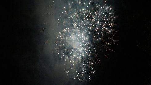 Así brilló León con los fuegos artificiales en la noche previa a San Froilán | José Martín Así brilló León con los fuegos artificiales en la noche previa a San Froilán | José Martín