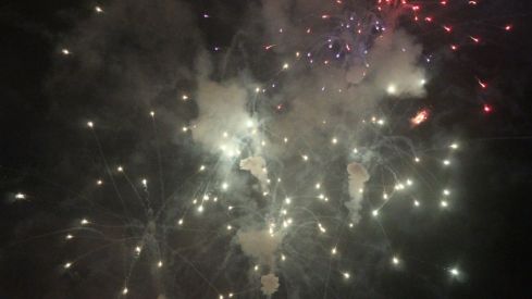 Así brilló León con los fuegos artificiales en la noche previa a San Froilán | José Martín Así brilló León con los fuegos artificiales en la noche previa a San Froilán | José Martín