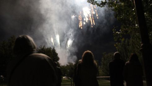 Así brilló León con los fuegos artificiales en la noche previa a San Froilán | José Martín Así brilló León con los fuegos artificiales en la noche previa a San Froilán | José Martín