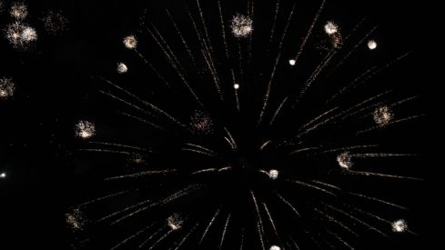 Así brilló León con los fuegos artificiales en la noche previa a San Froilán | José Martín Así brilló León con los fuegos artificiales en la noche previa a San Froilán | José Martín