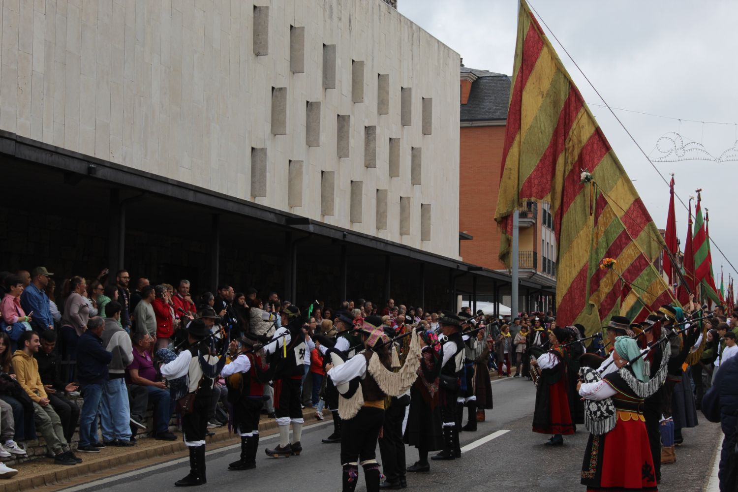 Miles de leoneses peregrinan a La Virgen del Camino para celebrar San Froilán | José Martín