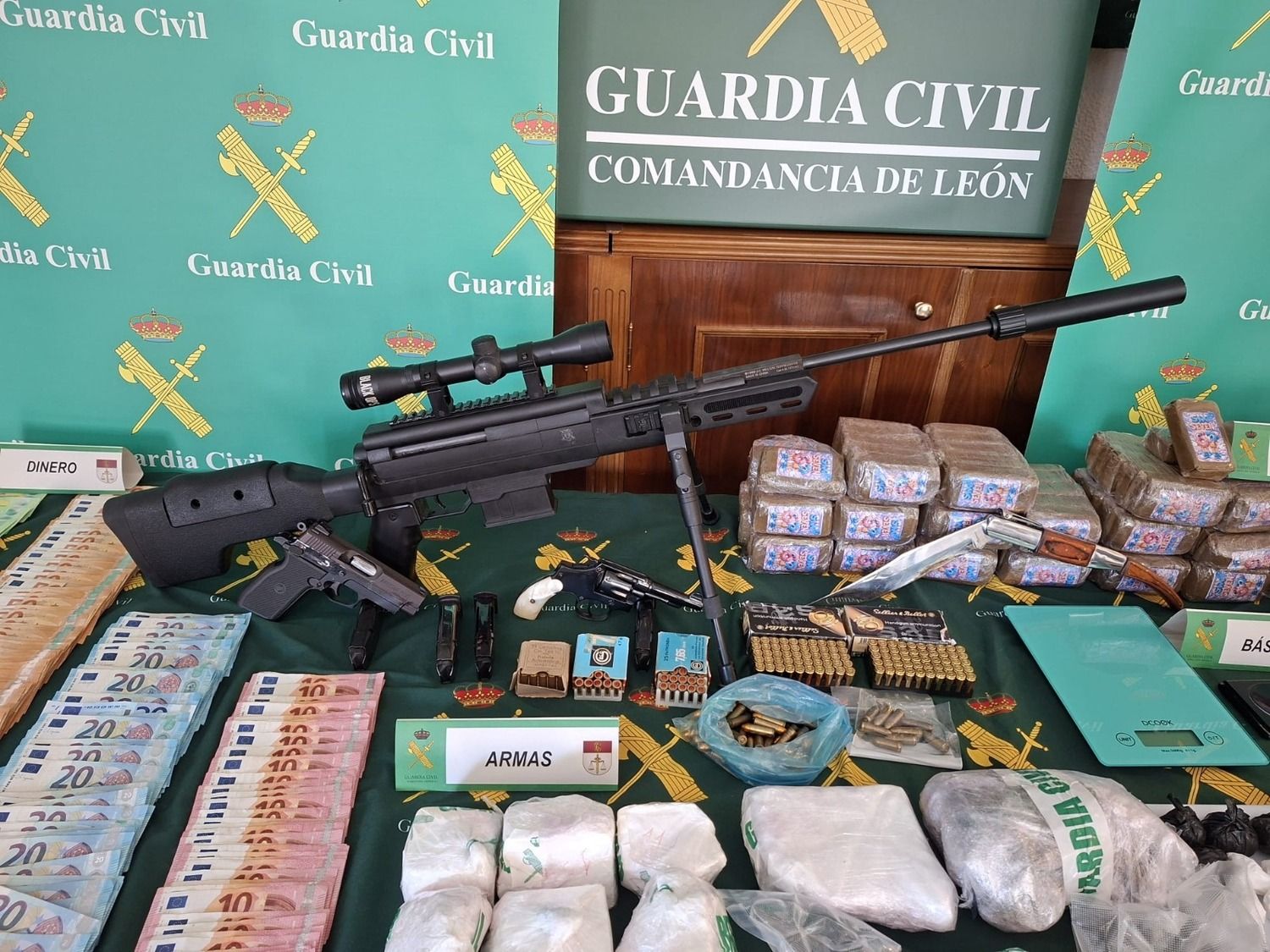Drogas, armas y dinero incautado en la operación 