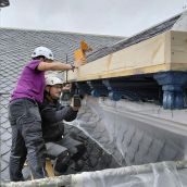La Casa de Doña Josefina de La Bañeza recupera su fachada modernista de la mano de la Escuela Taller