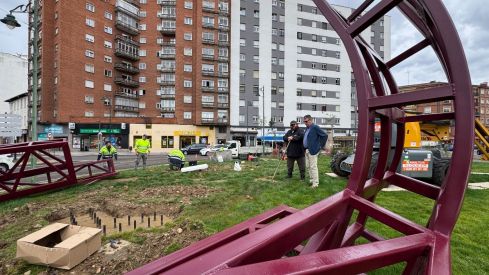 La glorieta de Carlos Pinilla empieza a tomar forma con la escultura 'El Abrazo' La glorieta de Carlos Pinilla empieza a tomar forma con la escultura 'El Abrazo'