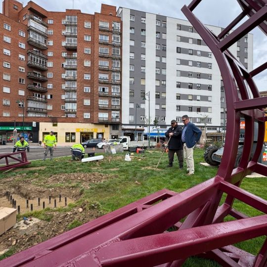 La glorieta de Carlos Pinilla empieza a tomar forma con la escultura 'El Abrazo' La glorieta de Carlos Pinilla empieza a tomar forma con la escultura 'El Abrazo'