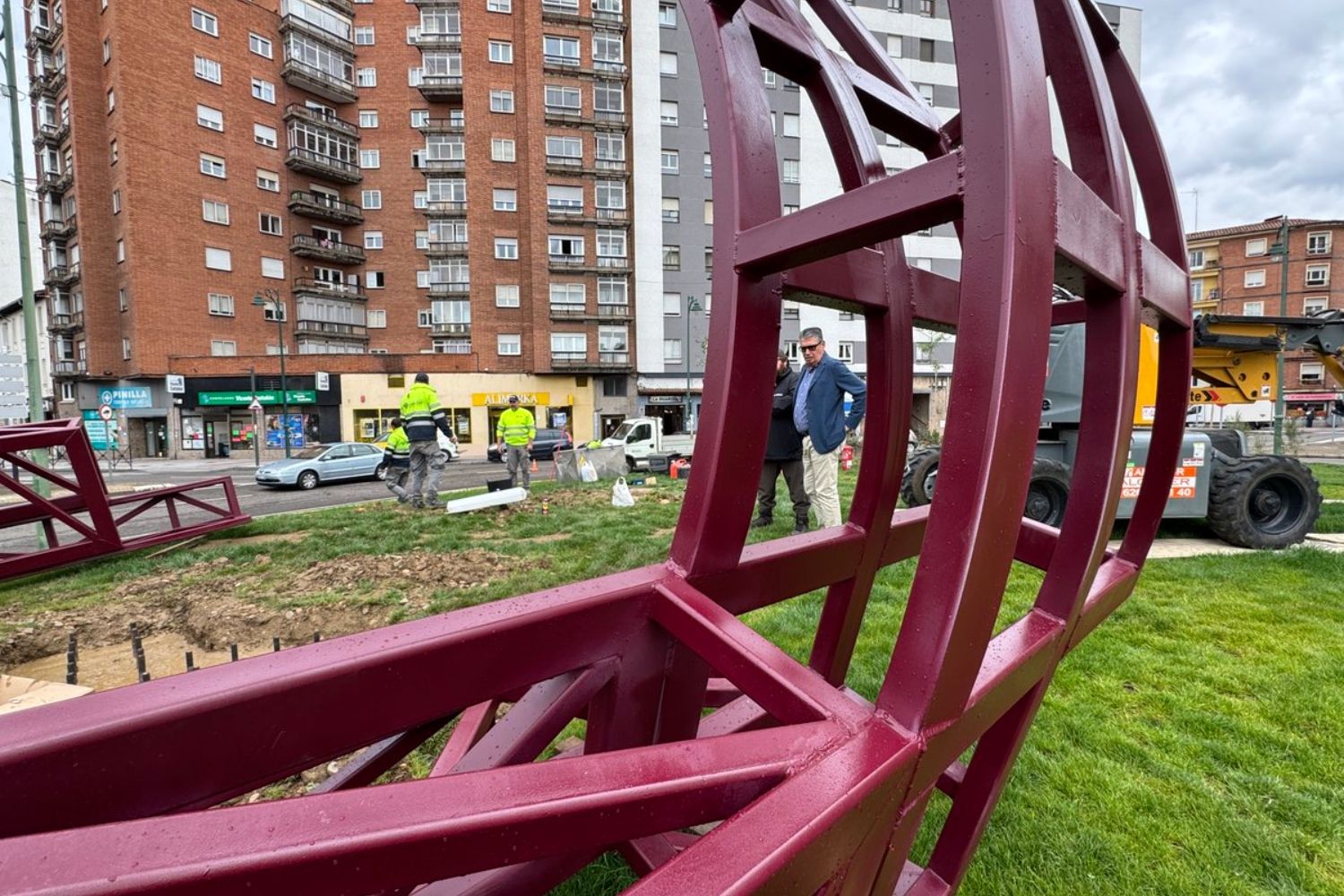 Instalación de la escultura 'El Abrazo' en la Glorieta de Pinilla Instalación de la escultura 'El Abrazo' en la Glorieta de Pinilla